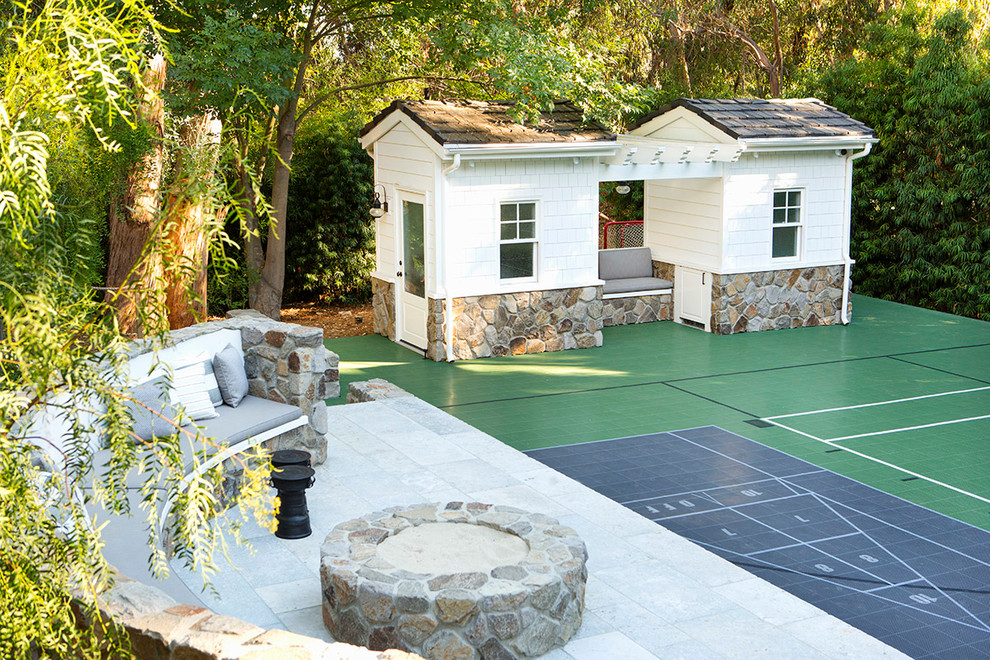 Стильный дизайн: большой двор на заднем дворе в морском стиле с покрытием из каменной брусчатки без защиты от солнца - последний тренд