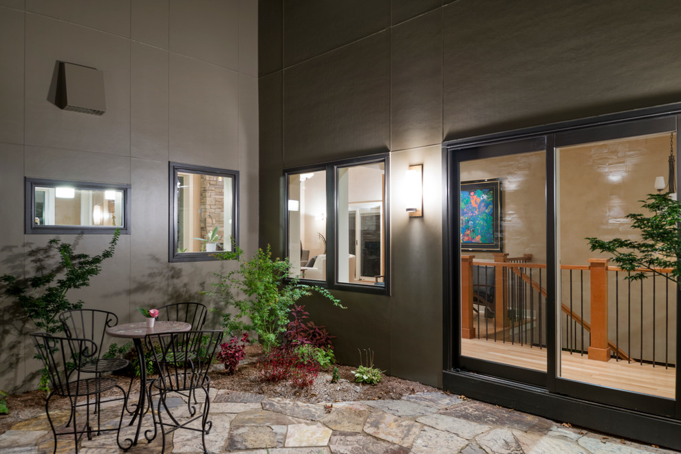 Идея дизайна: двор среднего размера на внутреннем дворе в современном стиле с покрытием из каменной брусчатки без защиты от солнца