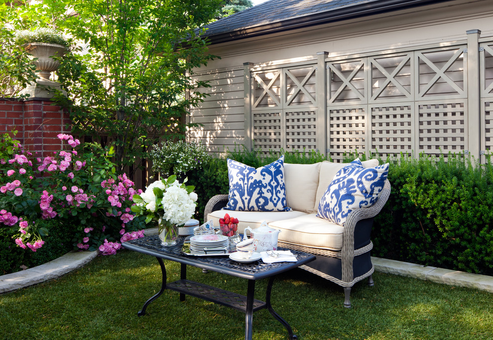 Идея дизайна: двор на заднем дворе в классическом стиле с забором без защиты от солнца