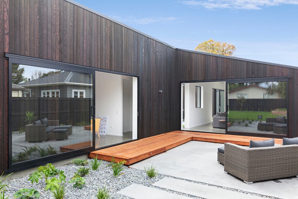 На фото: двор среднего размера на заднем дворе в современном стиле с мощением тротуарной плиткой