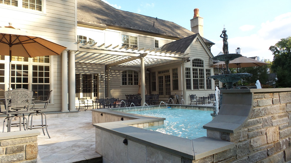 Diseño de patio clásico grande en patio trasero con fuente, adoquines de piedra natural y pérgola