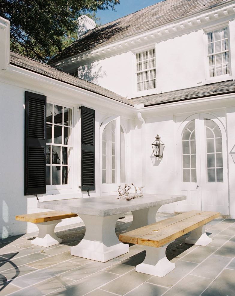 Стильный дизайн: большой двор на заднем дворе в современном стиле с покрытием из плитки без защиты от солнца - последний тренд