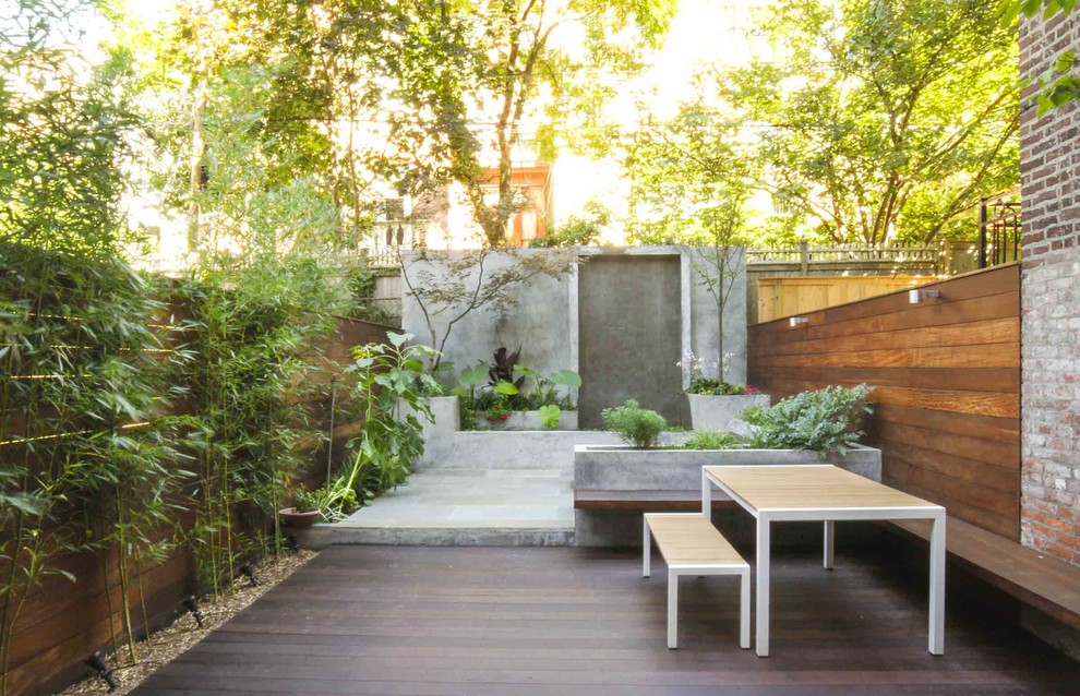 Стильный дизайн: двор среднего размера на заднем дворе в стиле модернизм с растениями в контейнерах и покрытием из каменной брусчатки без защиты от солнца - последний тренд