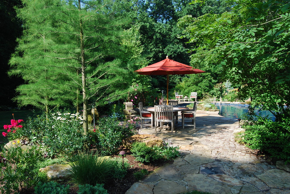 Immagine di un patio o portico chic con pavimentazioni in pietra naturale