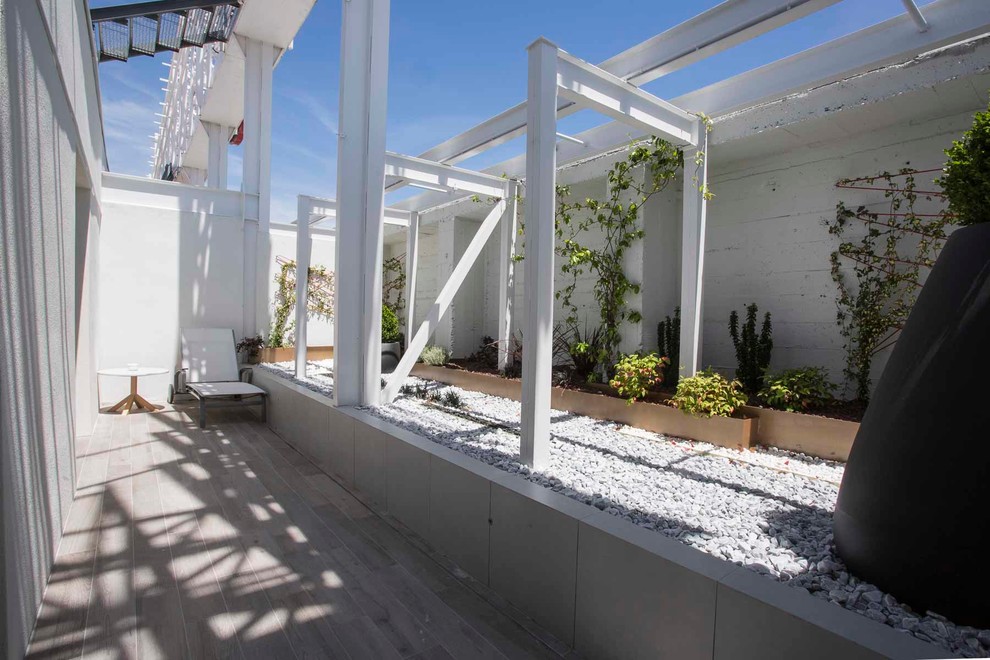 Design ideas for a contemporary patio in Madrid.
