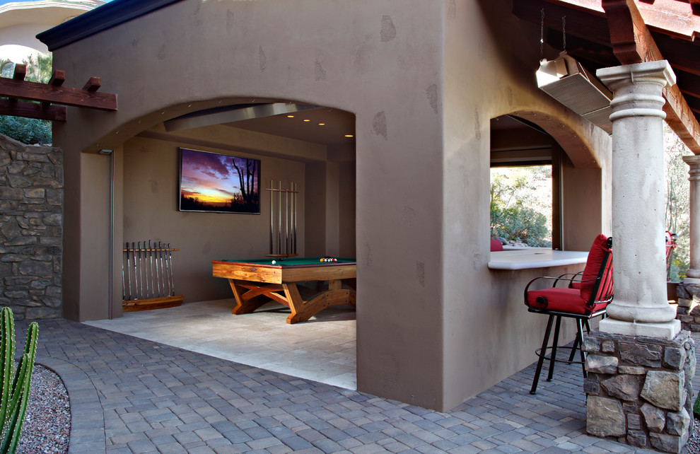 Foto di un grande patio o portico american style dietro casa con pavimentazioni in pietra naturale e un gazebo o capanno