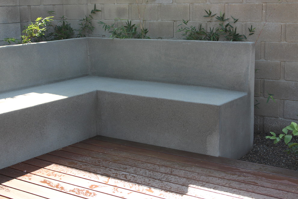 Modelo de patio contemporáneo de tamaño medio sin cubierta en patio trasero con huerto y entablado