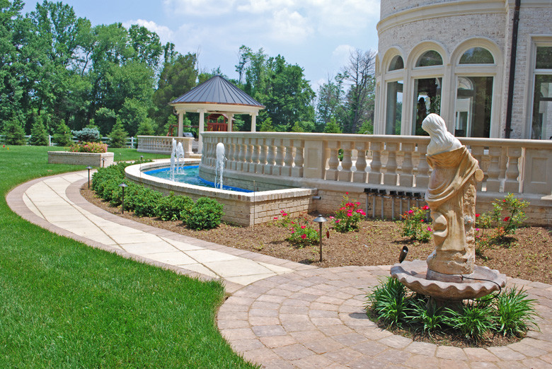 Großer Mediterraner Patio hinter dem Haus mit Wasserspiel, Betonboden und Gazebo in Washington, D.C.