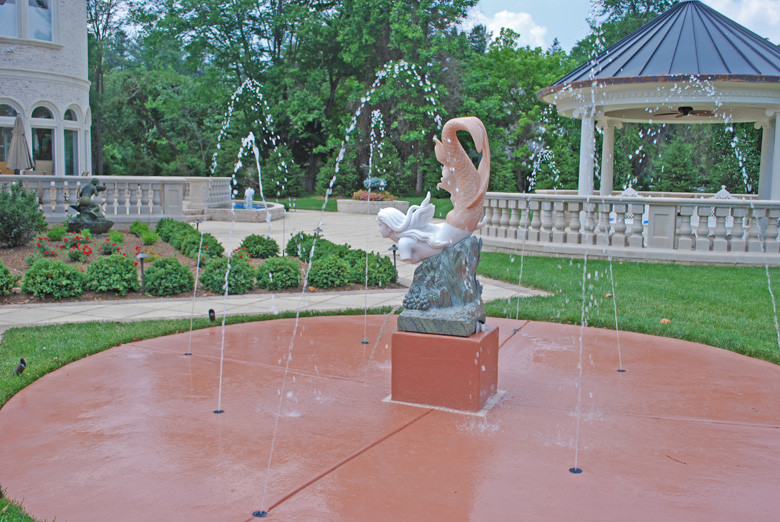Geräumiger Mediterraner Patio hinter dem Haus mit Wasserspiel und Gazebo in Washington, D.C.