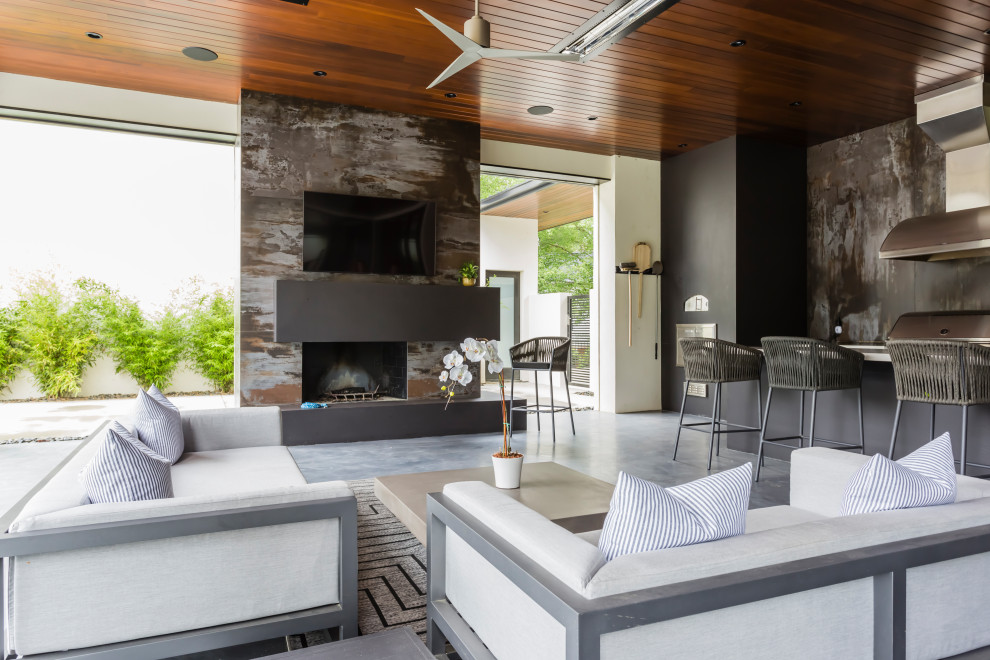 Идея дизайна: двор в современном стиле с летней кухней, покрытием из бетонных плит и навесом
