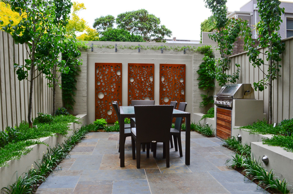 Cette photo montre une terrasse tendance avec une cour.