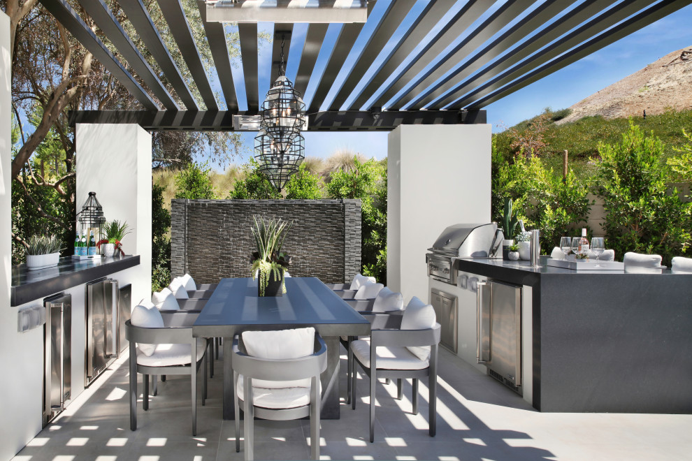 Стильный дизайн: пергола во дворе частного дома в стиле неоклассика (современная классика) с летней кухней - последний тренд