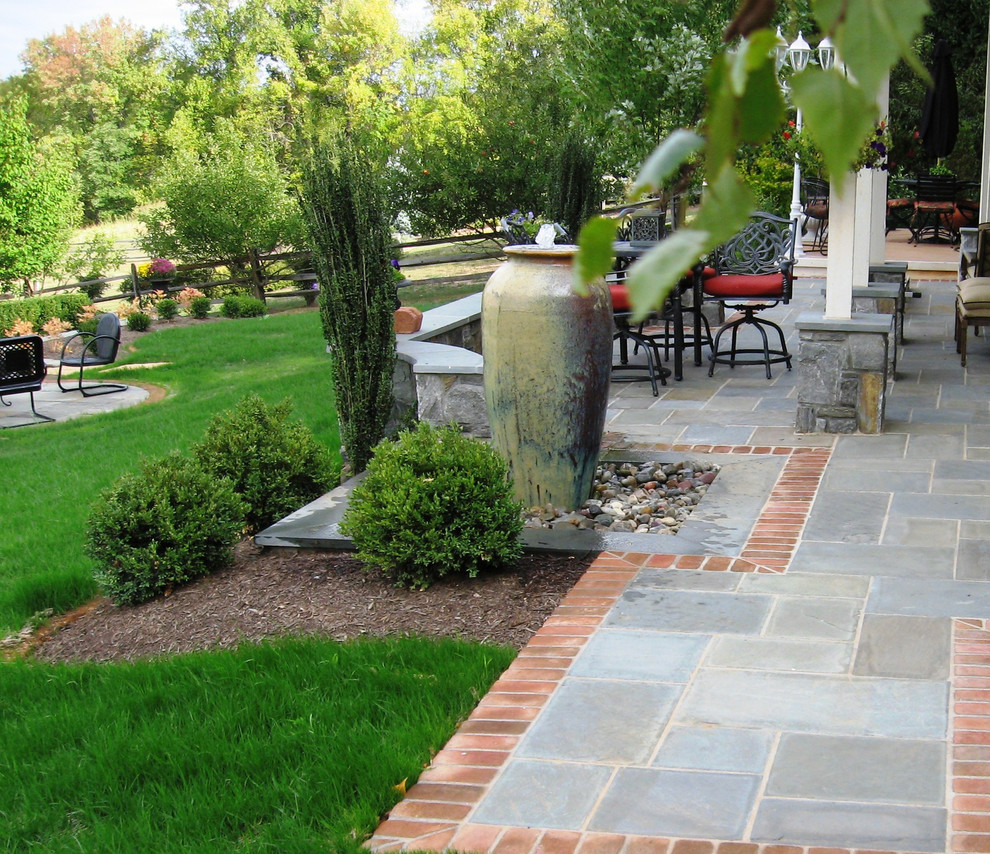 Esempio di un grande patio o portico classico dietro casa con un giardino in vaso, pavimentazioni in cemento e nessuna copertura