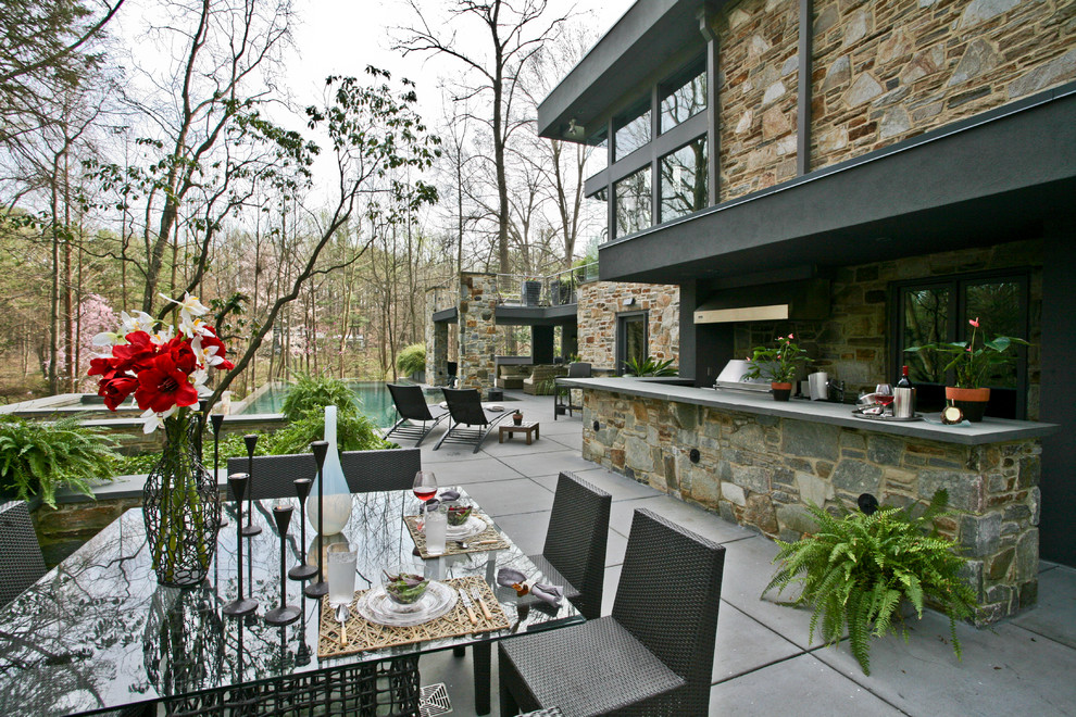 Foto de patio actual extra grande en patio trasero y anexo de casas con adoquines de hormigón