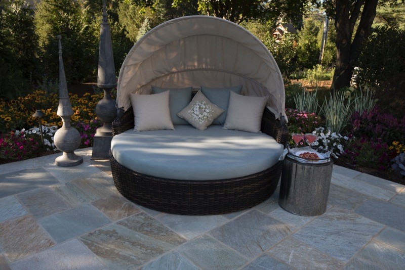 Cette photo montre une grande terrasse arrière tendance avec une cuisine d'été, des pavés en pierre naturelle et aucune couverture.