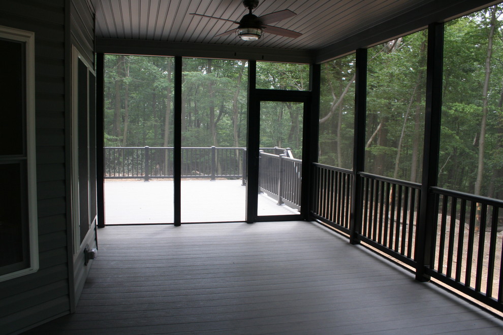 Foto di un grande patio o portico stile americano dietro casa con pedane e un tetto a sbalzo