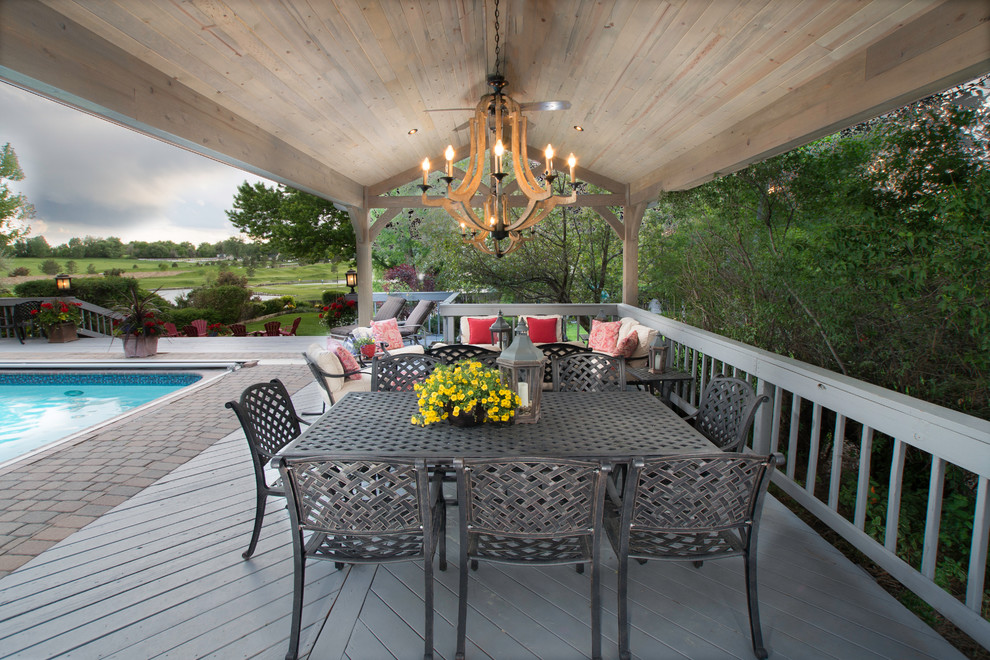 Imagen de patio clásico de tamaño medio en patio trasero con cenador y adoquines de ladrillo