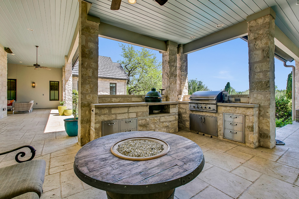 Стильный дизайн: огромный двор на заднем дворе в стиле неоклассика (современная классика) с летней кухней, покрытием из каменной брусчатки и навесом - последний тренд