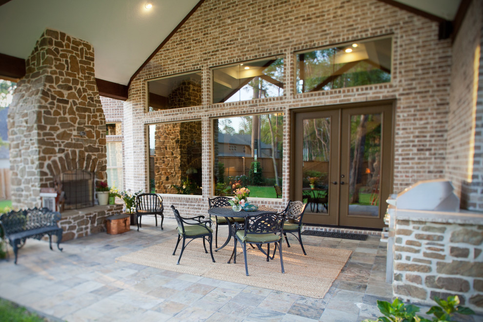 Modelo de patio tradicional de tamaño medio en patio trasero y anexo de casas con brasero y adoquines de piedra natural
