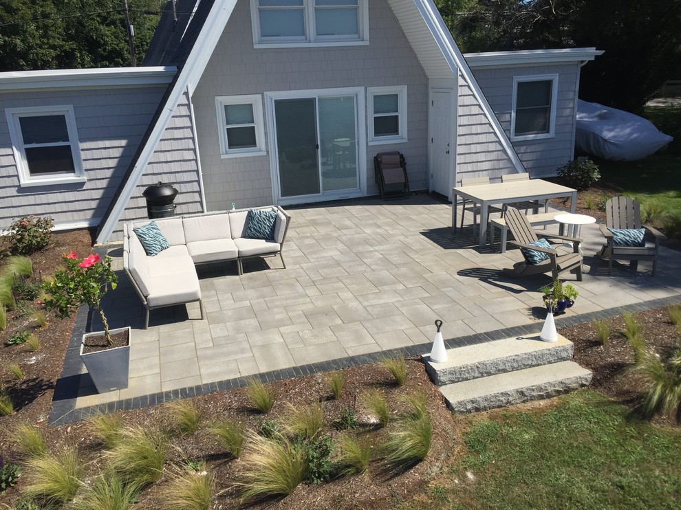 Стильный дизайн: двор среднего размера на заднем дворе в морском стиле с мощением тротуарной плиткой - последний тренд