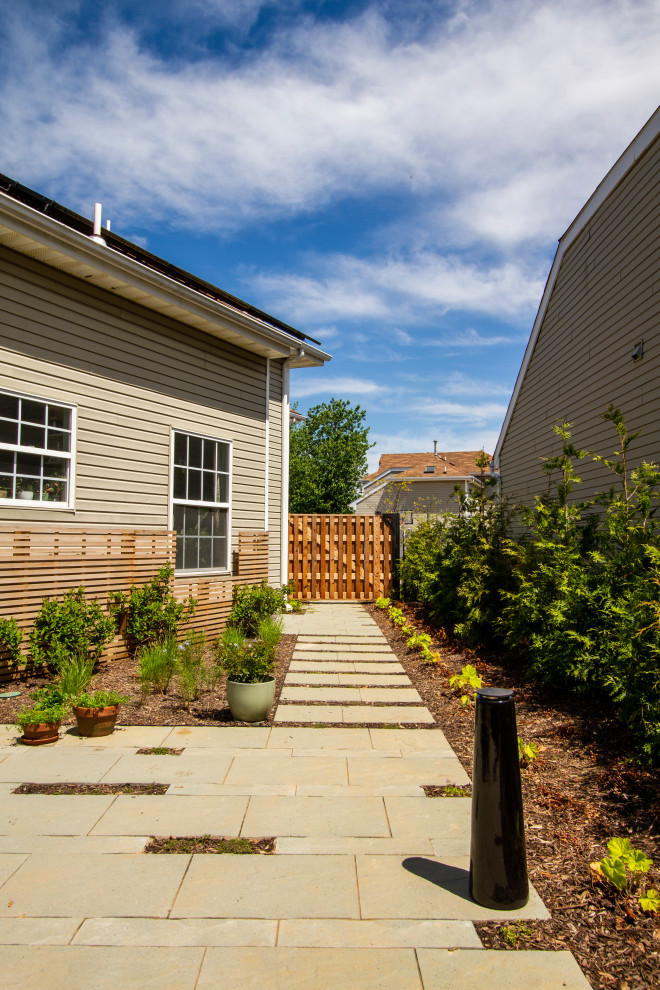 Ejemplo de patio minimalista pequeño en patio lateral con adoquines de hormigón