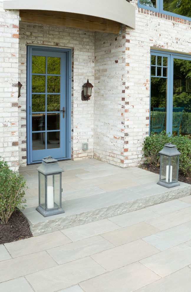 Идея дизайна: двор на заднем дворе в классическом стиле с покрытием из каменной брусчатки