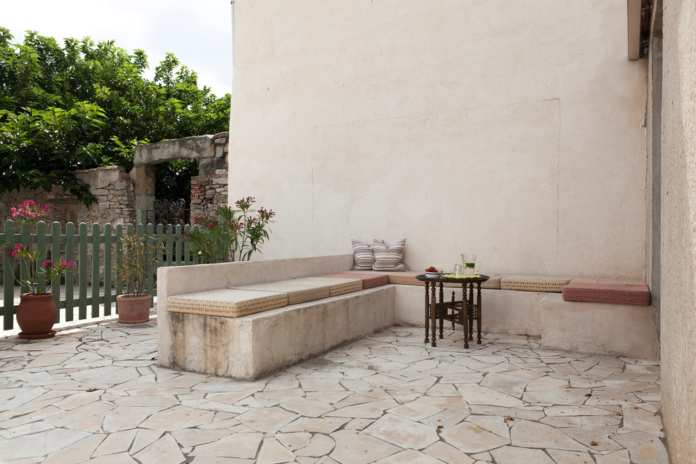 This is an example of a mediterranean patio in Toulouse.