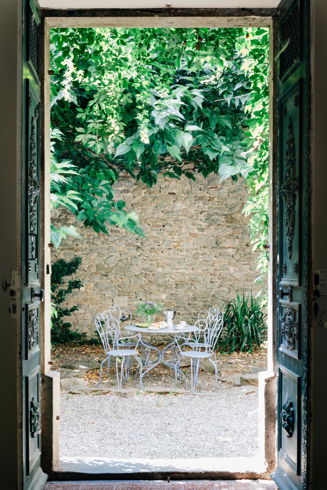 トゥールーズにあるお手頃価格の広い地中海スタイルのおしゃれな中庭のテラス (砂利舗装、日よけなし) の写真