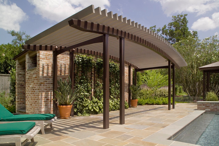 Diseño de patio contemporáneo grande en patio trasero con cocina exterior, adoquines de piedra natural y pérgola