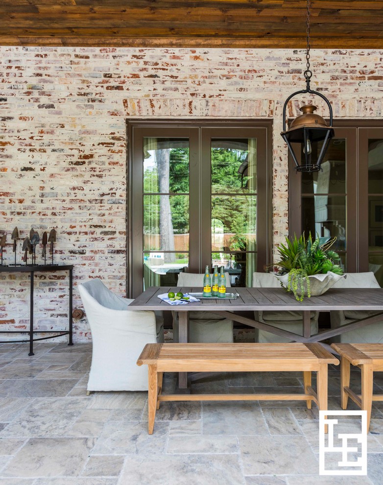 Стильный дизайн: большой двор на заднем дворе в классическом стиле с летней кухней и навесом - последний тренд
