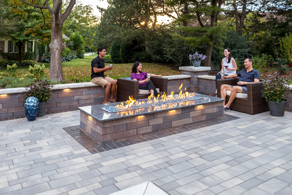 Diseño de patio contemporáneo sin cubierta en patio trasero con brasero