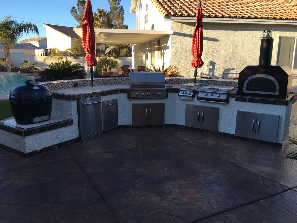 This is an example of a traditional patio in Las Vegas.
