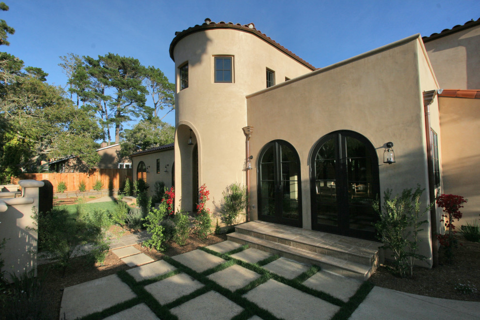 Foto di un patio o portico mediterraneo di medie dimensioni e davanti casa con pavimentazioni in pietra naturale