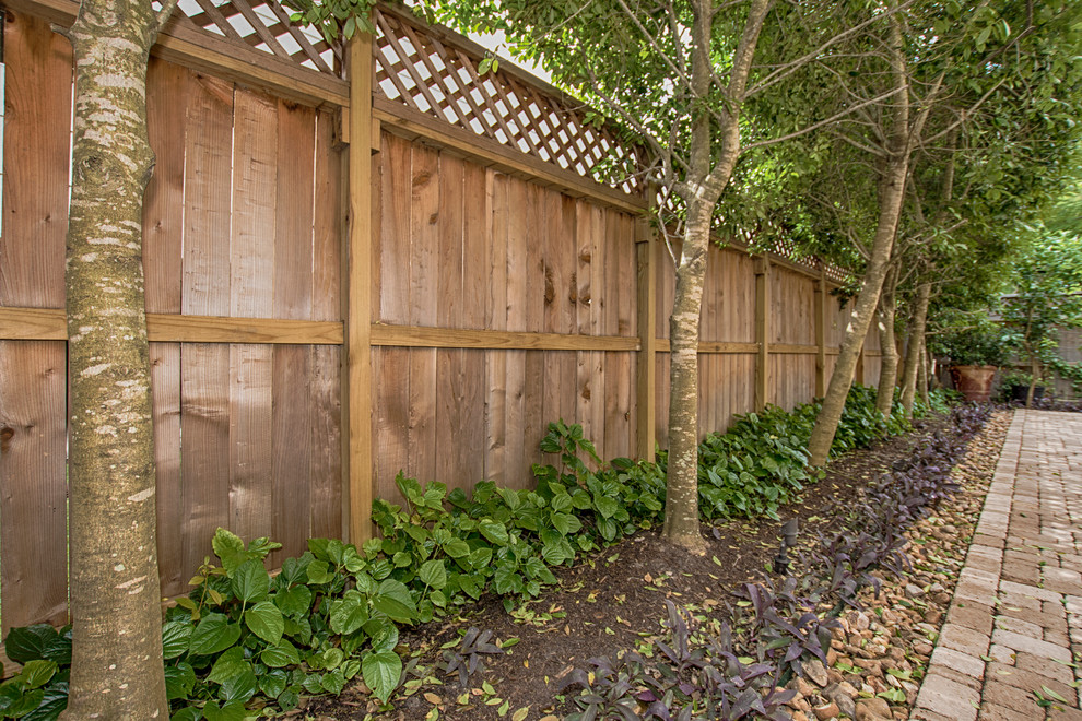 Réalisation d'un mur végétal de terrasse arrière tradition de taille moyenne avec des pavés en brique et une pergola.