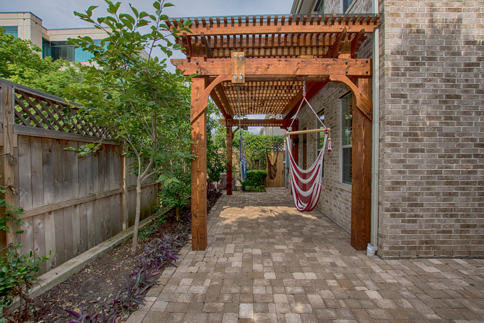 Idee per un patio o portico classico di medie dimensioni e dietro casa con pavimentazioni in mattoni e una pergola