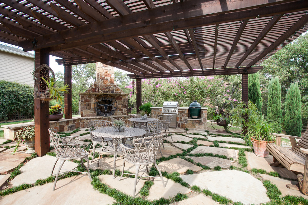 Imagen de patio campestre grande en patio trasero con cocina exterior, adoquines de piedra natural y pérgola