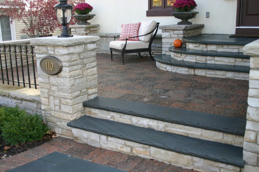 Inspiration for a small classic front patio in Chicago with natural stone paving.