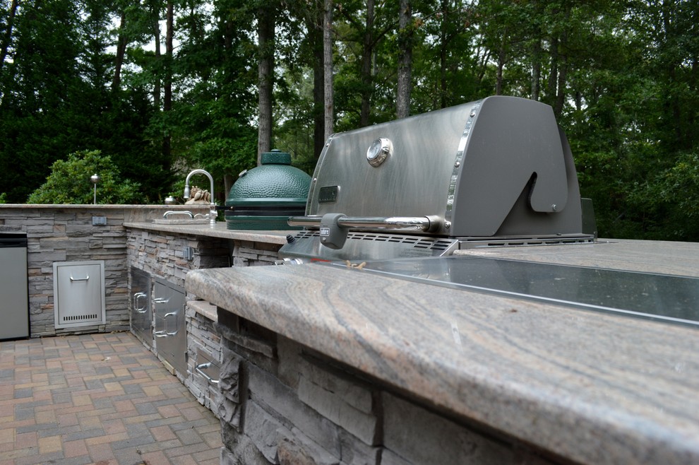 Foto de patio clásico renovado en patio trasero con cocina exterior y adoquines de hormigón