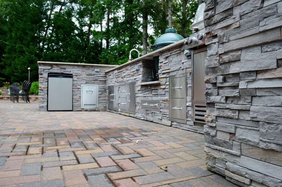 Klassischer Patio hinter dem Haus mit Outdoor-Küche und Betonboden in Washington, D.C.