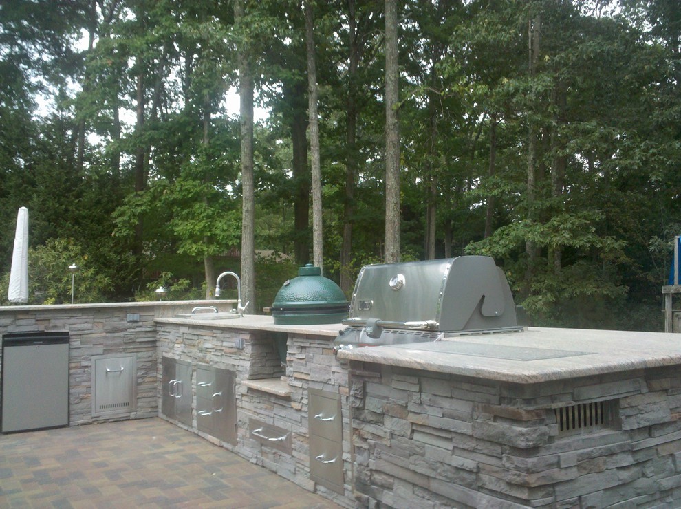 Immagine di un patio o portico classico dietro casa con pavimentazioni in cemento