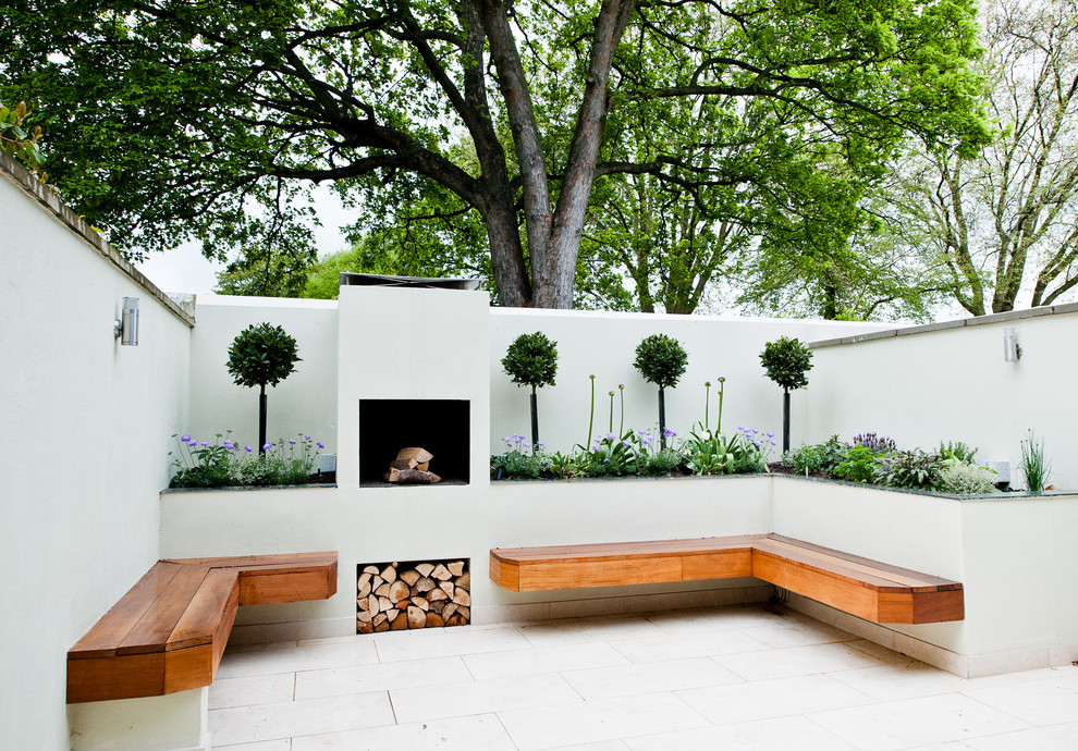 На фото: маленький двор на заднем дворе в современном стиле с местом для костра и покрытием из каменной брусчатки для на участке и в саду