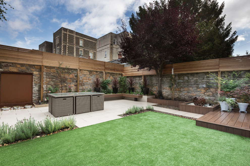 Imagen de patio contemporáneo de tamaño medio en patio trasero con adoquines de hormigón