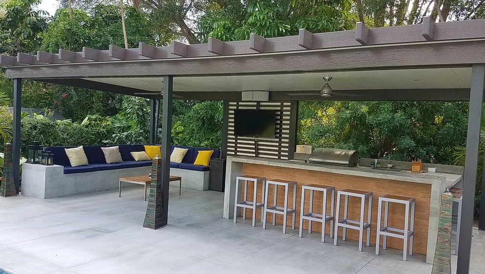 Пример оригинального дизайна: большая пергола во дворе частного дома на заднем дворе в стиле неоклассика (современная классика) с летней кухней и покрытием из бетонных плит