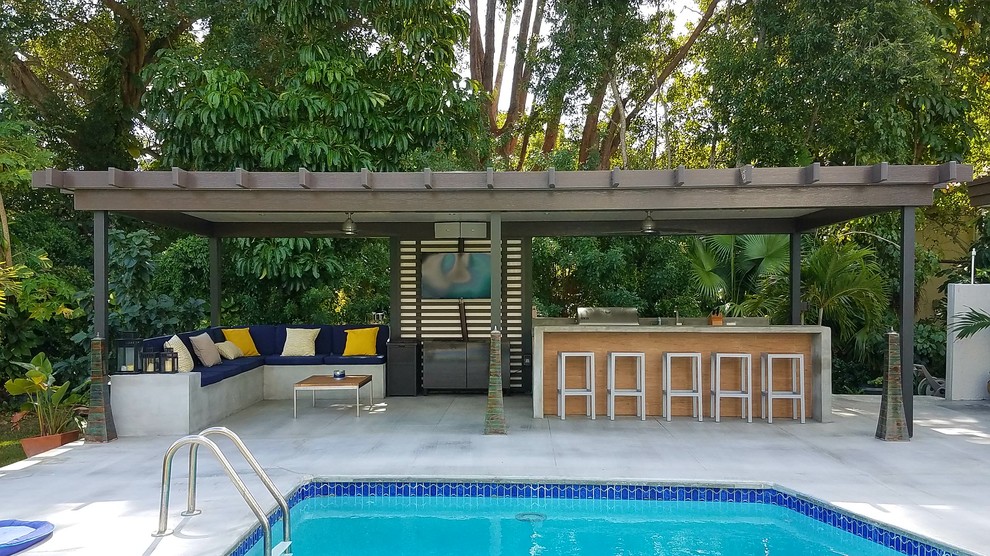 Große Klassische Pergola hinter dem Haus mit Outdoor-Küche und Betonplatten in Miami