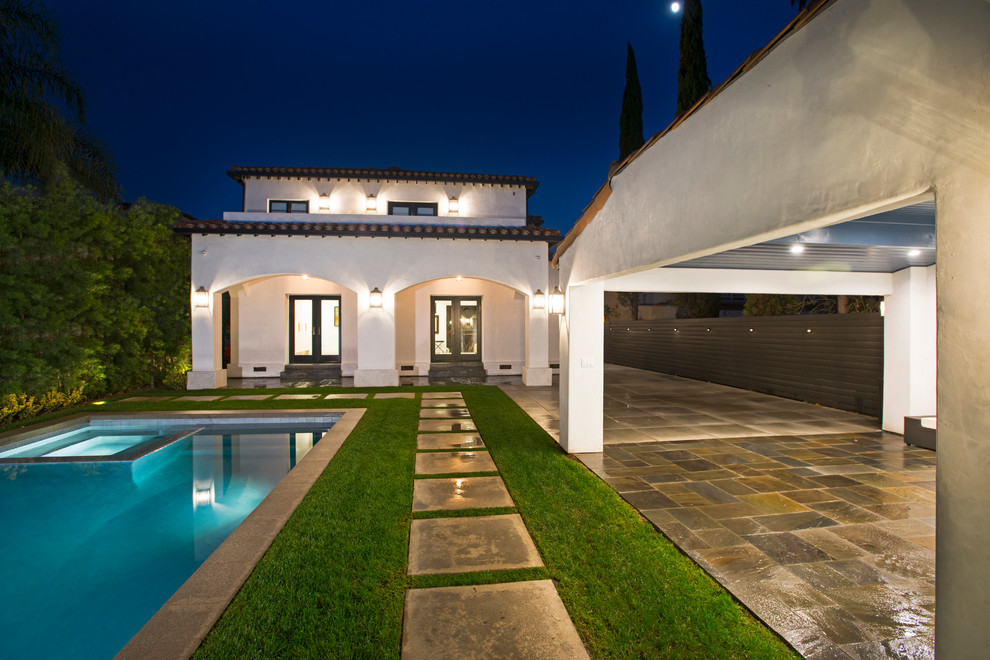 Mediterraner Patio hinter dem Haus mit Natursteinplatten in Los Angeles