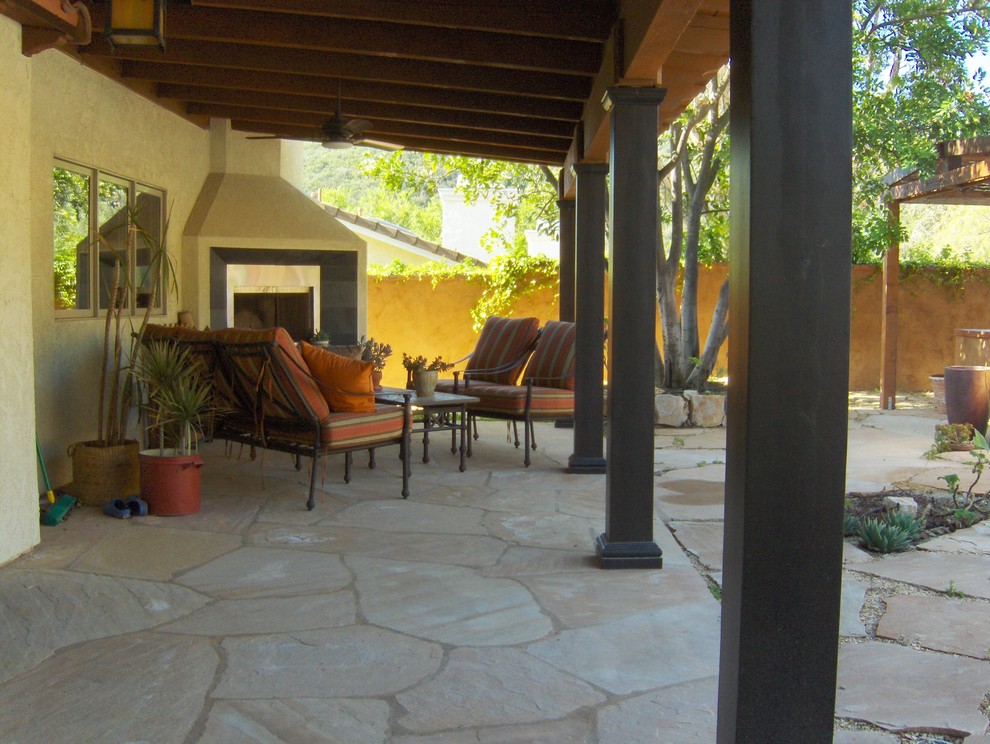 Стильный дизайн: двор среднего размера на заднем дворе в стиле фьюжн с покрытием из каменной брусчатки и местом для костра без защиты от солнца - последний тренд