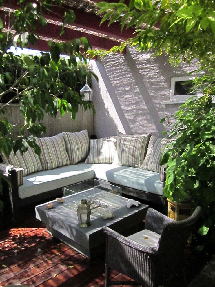 Esempio di un patio o portico mediterraneo di medie dimensioni e dietro casa con pedane e un gazebo o capanno