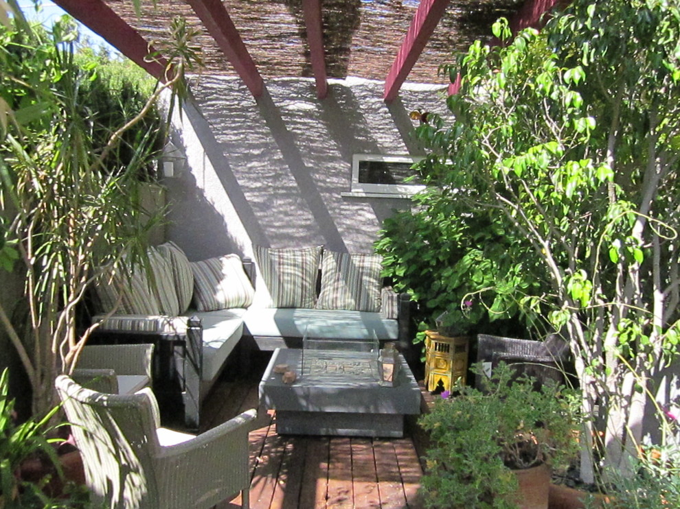 Aménagement d'une terrasse en bois arrière méditerranéenne de taille moyenne avec un gazebo ou pavillon.