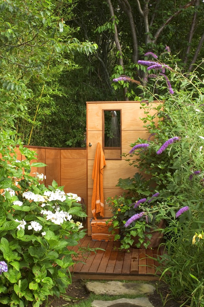Example of a trendy outdoor patio shower design in New York