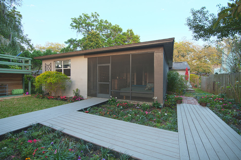 Inspiration pour une terrasse en bois arrière minimaliste avec une pergola.